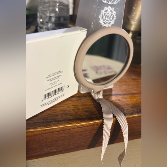 Burberry Beige Compact Mirror with Ribbon! LIMITED EDITION! New in Box! - Picture 5 of 6